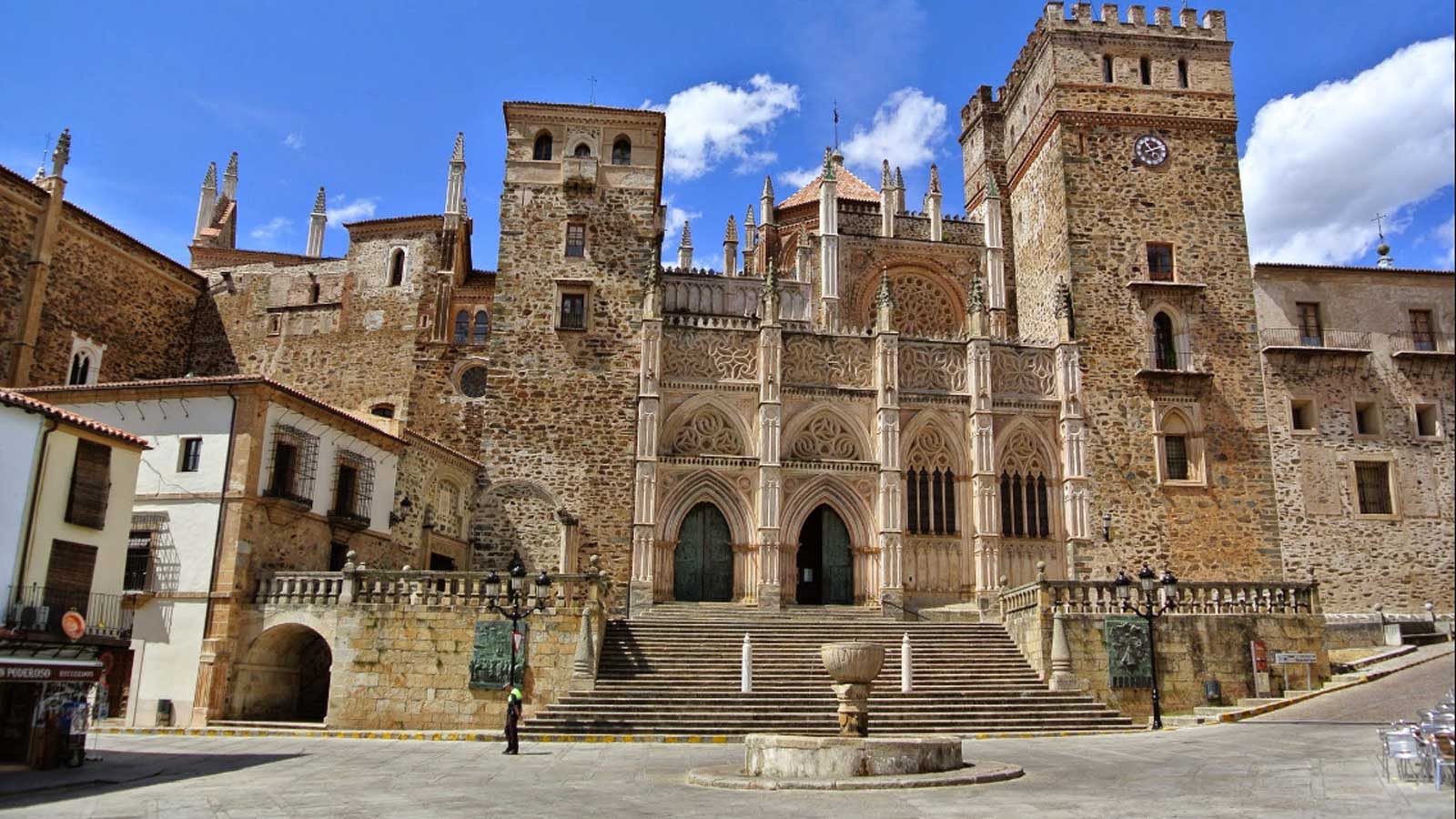 Caceres - Cordoba - Sevilla ( Bus + Tren AVE) 3 días